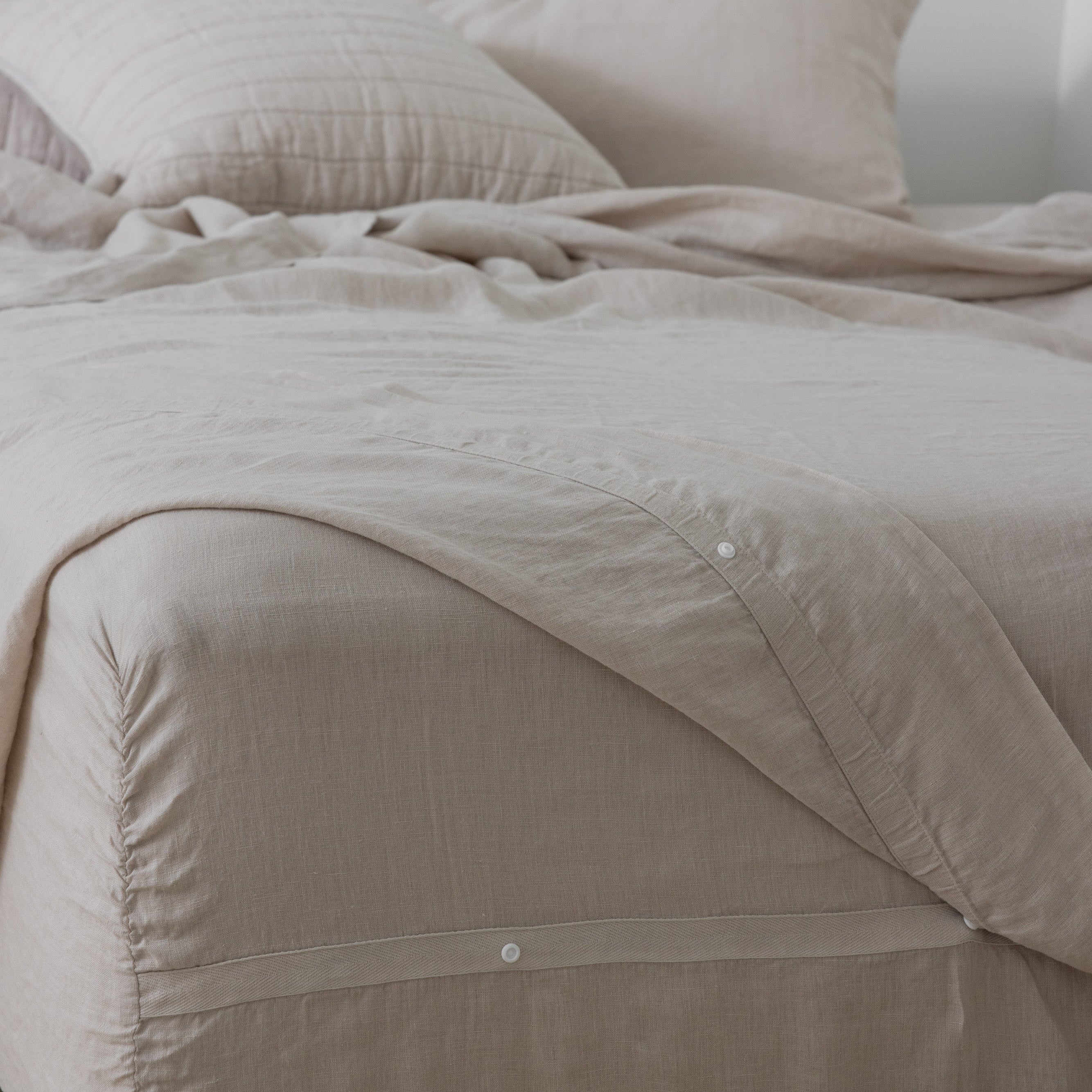 European linen sheet set with the Align System in the Dune colourway, made on a bed