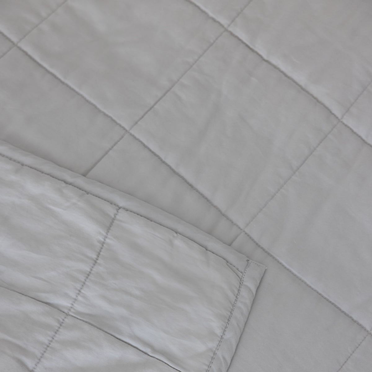 Close view of the Sierra Dreams organic sateen box quilt in Glacier