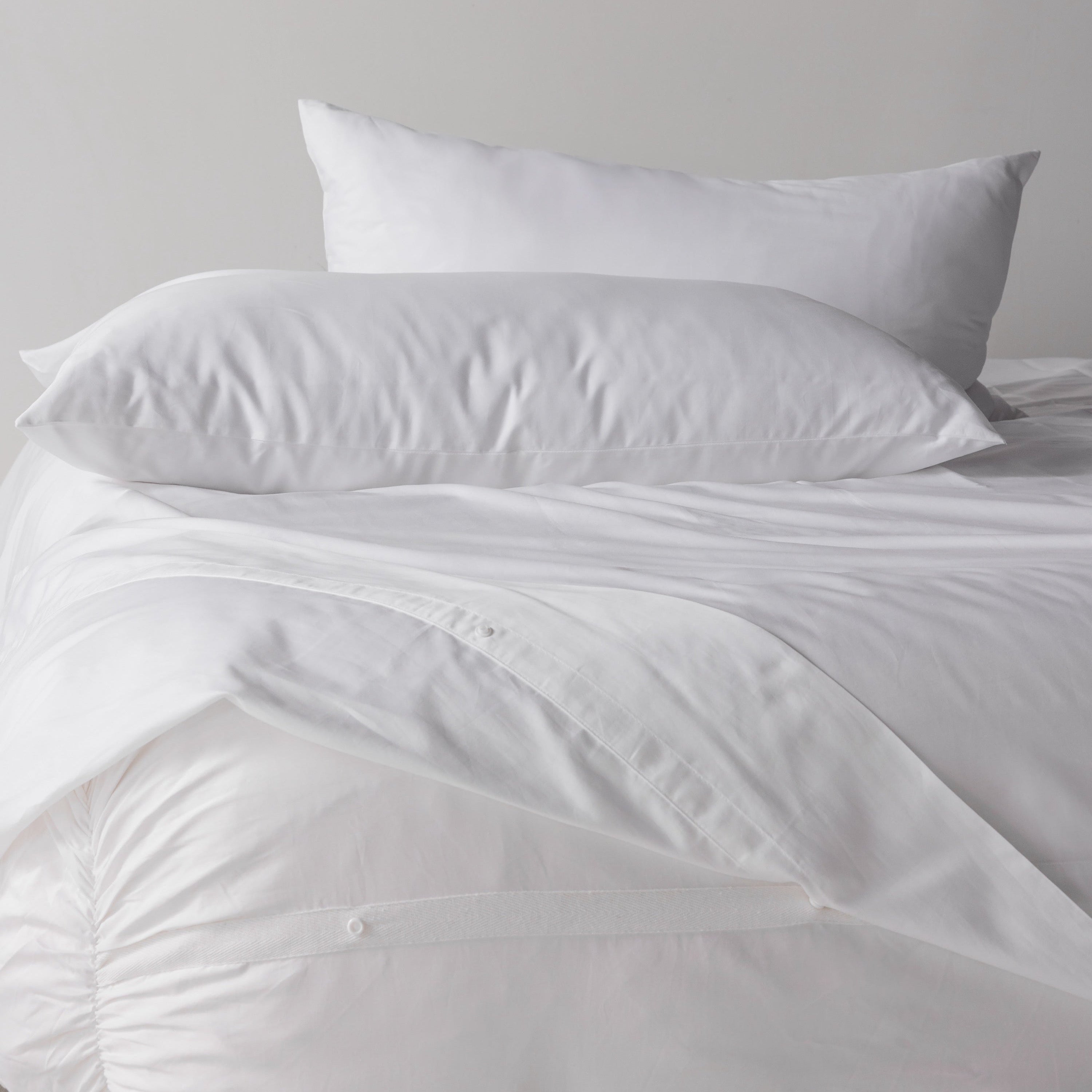 Organic sateen sheet set with the Align System snaps visible, Snow colourway